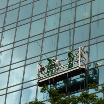 spesialis cleaning kaca gedung